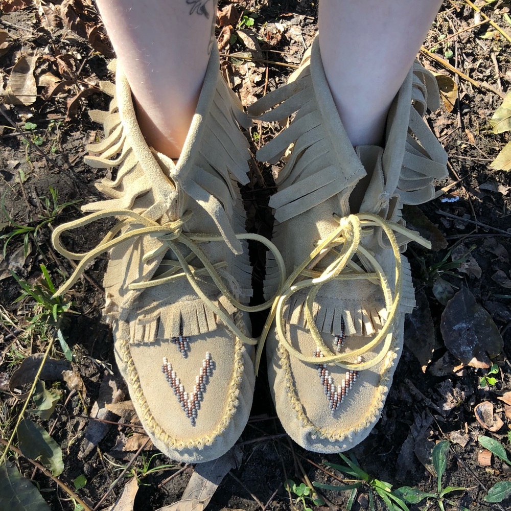 Manitoba muluks beige suede vibram sole